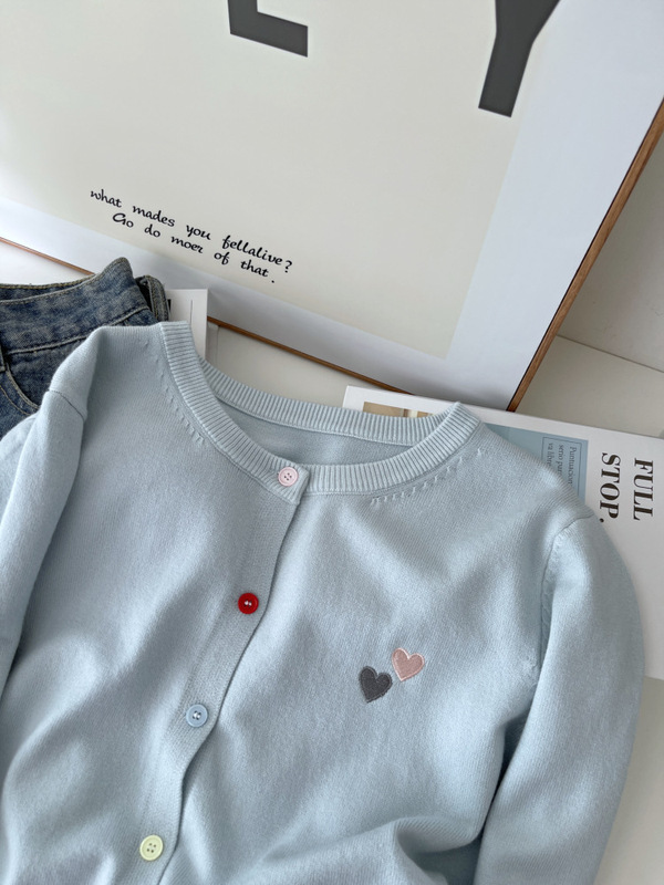 女性用の高級長袖ニットカーディガン、ファッショナブルな刺繍入り多用途セーター、シックなカラフルなボタントップ 6026|undefined