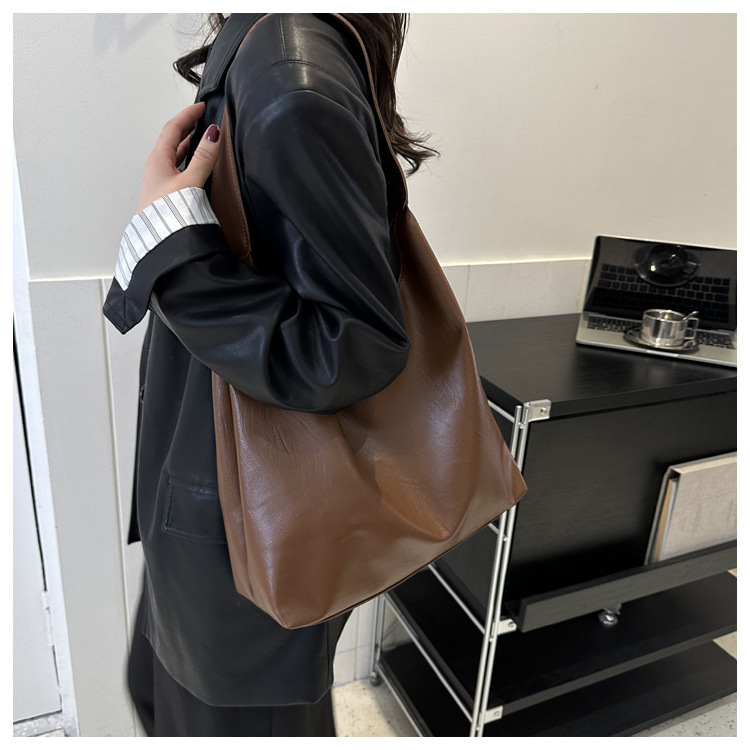 Sac à main tendance en cuir souple grande capacité pour femme, collection automne-hiver 2025, sac fourre-tout polyvalent à porter à l'épaule ou sous le bras_voghion.com