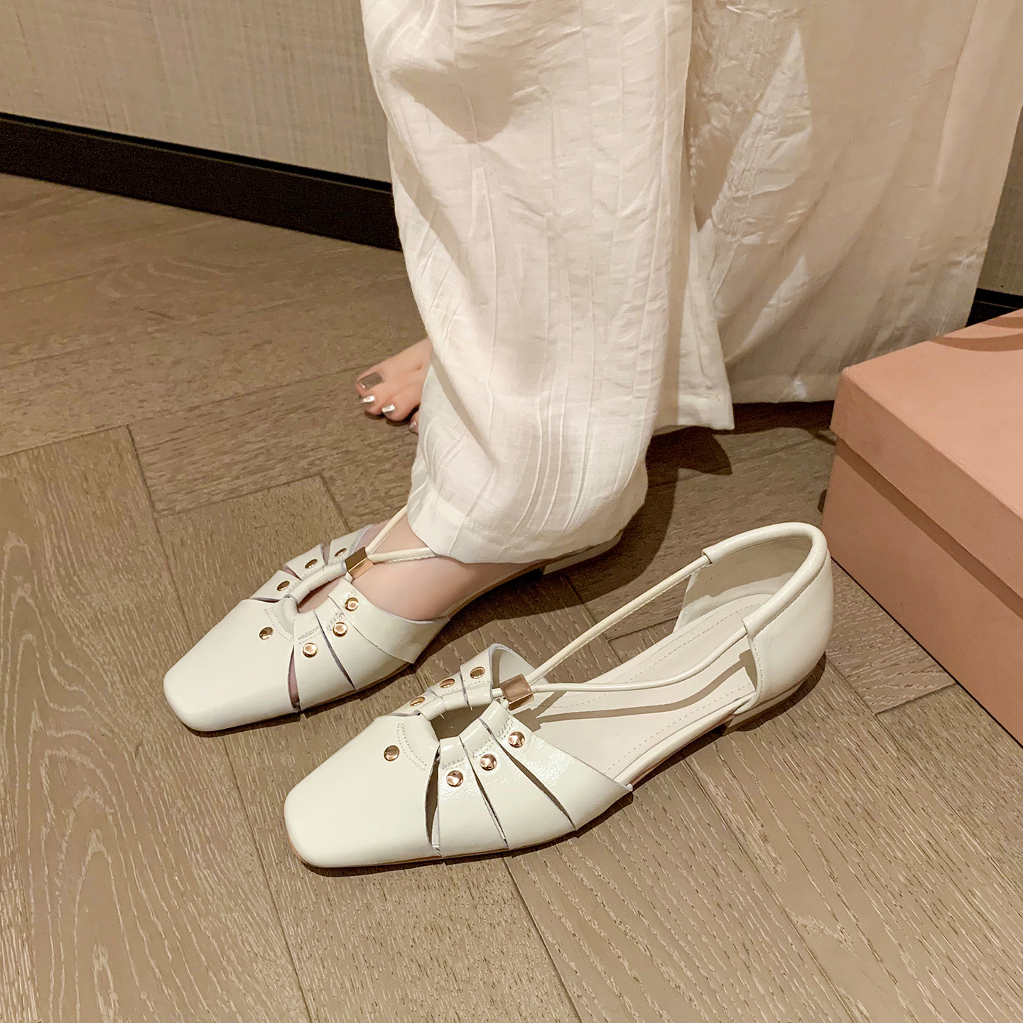 Dép sandal nữ da cừu đinh tán mũi kín gót kín phong cách Hàn Quốc đế bệt — đen