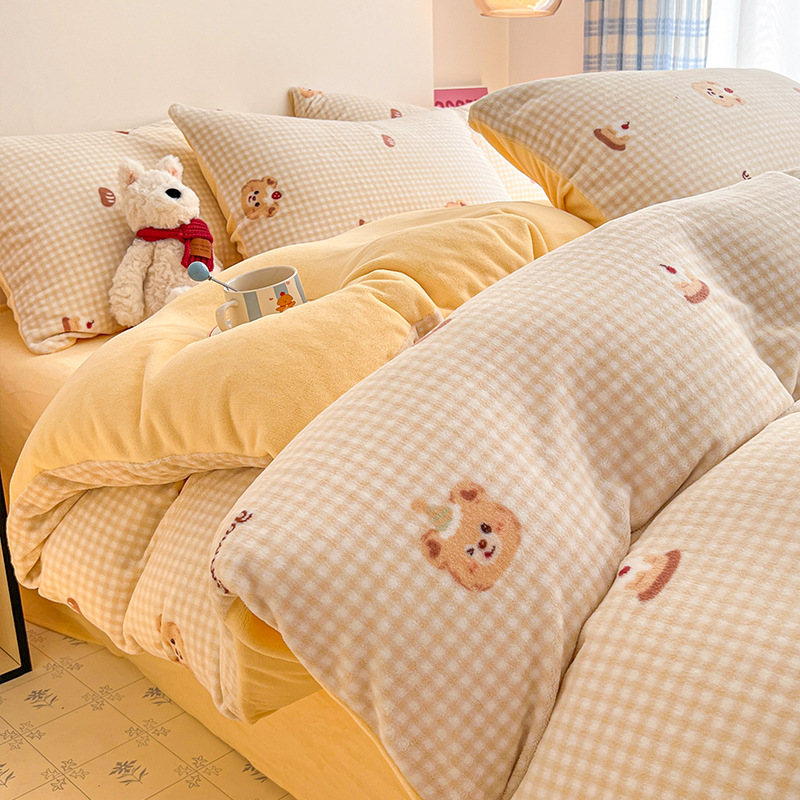 Cama de dibujos animados de leche de seda de cuatro piezas 2026 nueva sábanas de seda de coral de otoño y invierno cubierta de colcha de cama de tres piezas