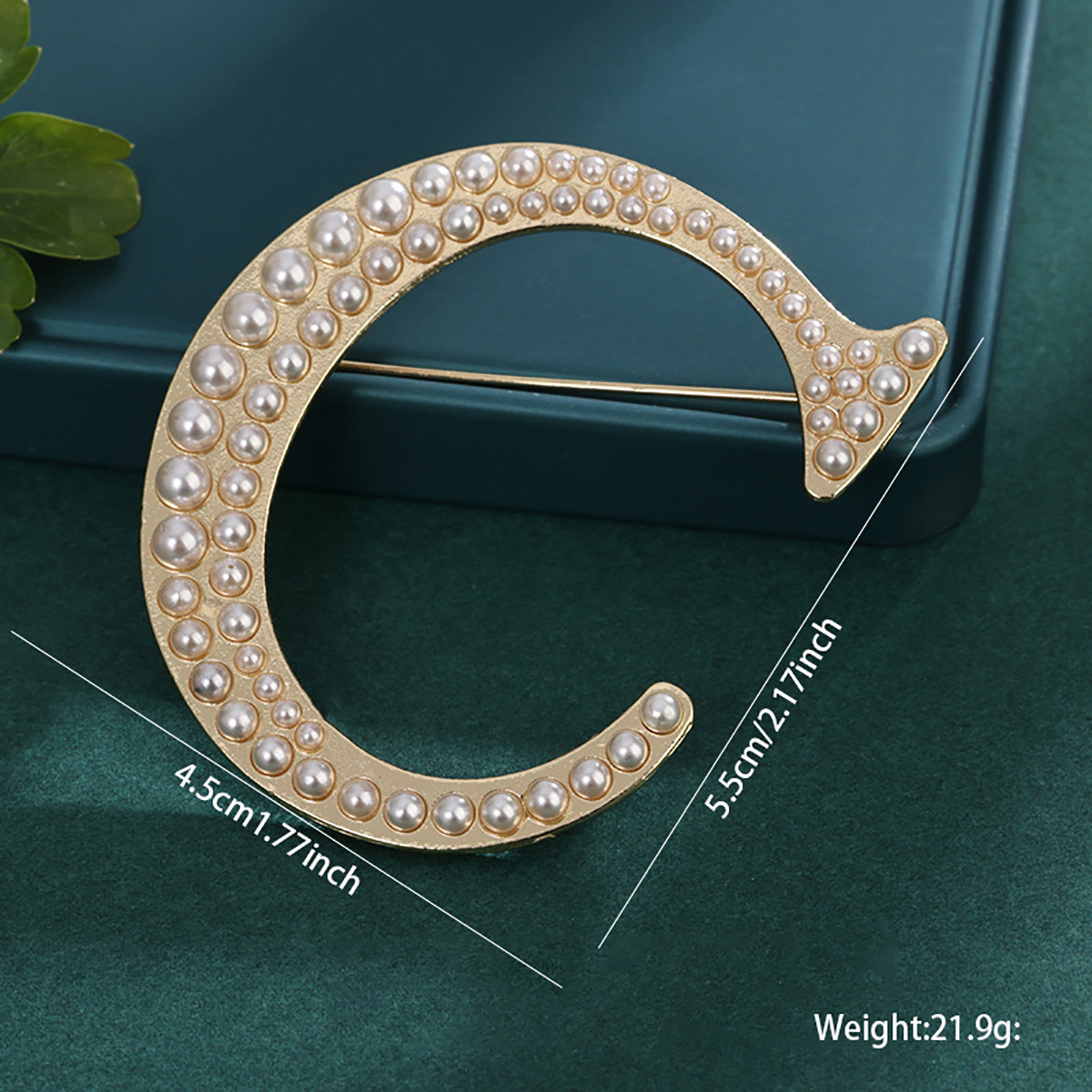 26 broches con letras en inglés de perlas, alfileres para ropa, decoraciones retro transfronterizas europeas y americanas, accesorios antiexposición para cuello