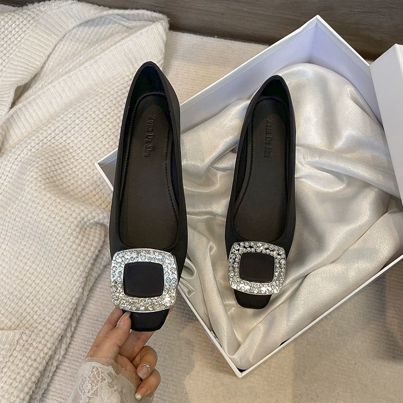 Французская плоская черная голова с квадратными стразами одиночные туфли женские 2025 новый весенний темперамент светло-большой размер женской обуви 41-43