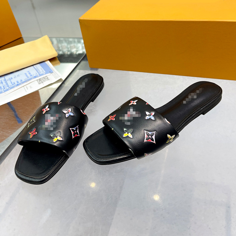 Europa y los Estados Unidos de moda sandalias casuales 2025 nuevo cuero de color sólido en relieve zapatillas de playa una zapatilla para mujeres comercio exterior