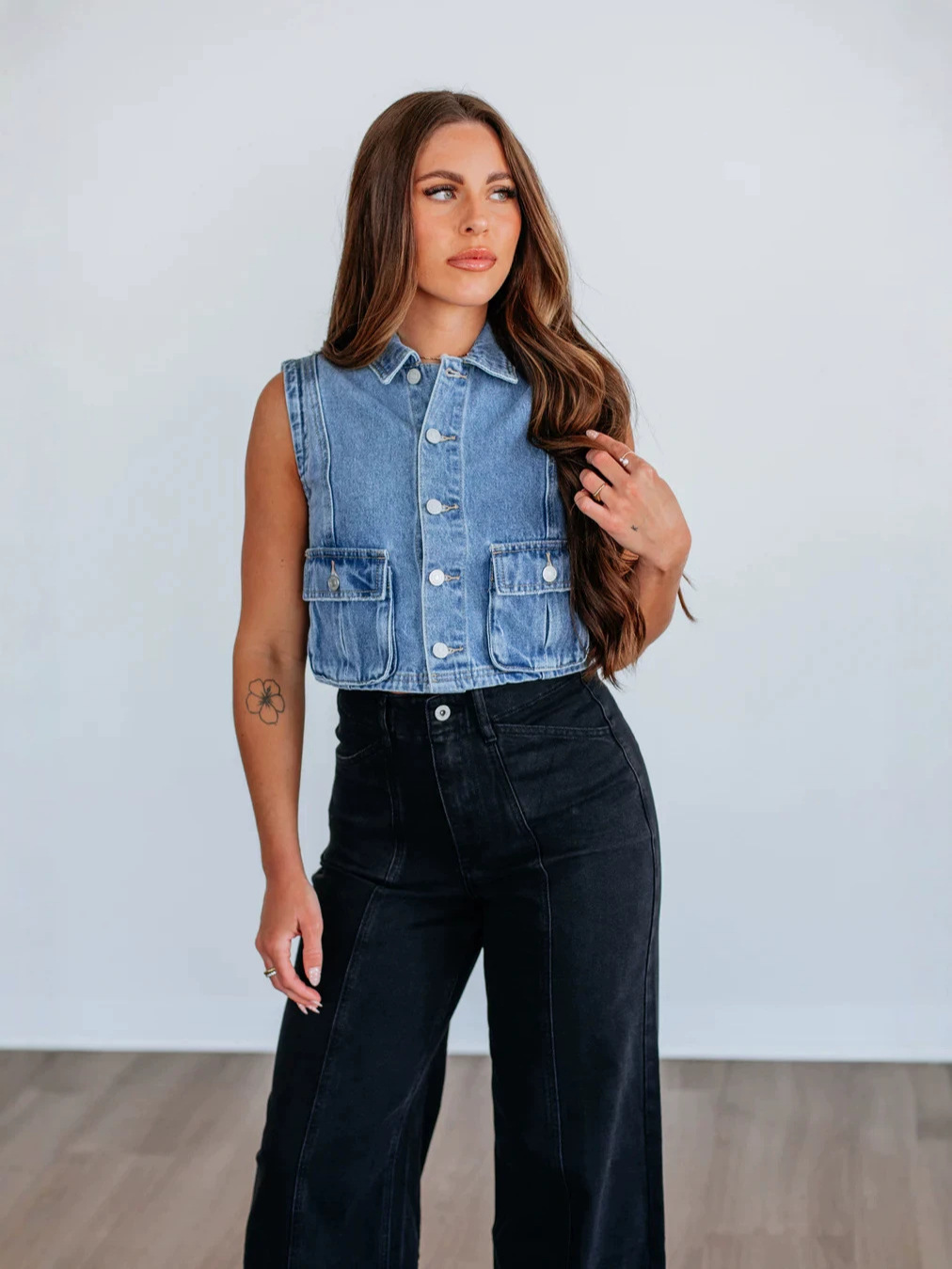 Chaleco de vaquero corto de mujer 2026 primavera y otoño nuevos productos de bolsillo grande simple chaleco sin mangas blusa suelta cardigan 6255