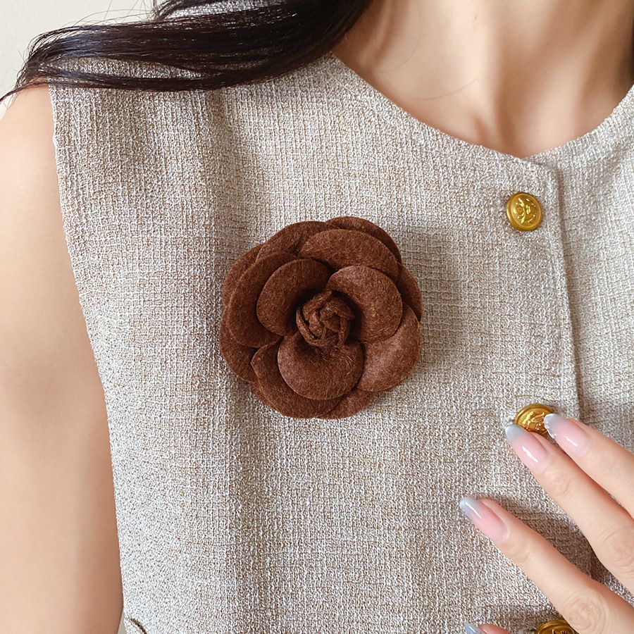 Broche vintage medieval temperamento retro flores de abejas de caballo de corte europea y americana lujo ligero joyas de alta calidad