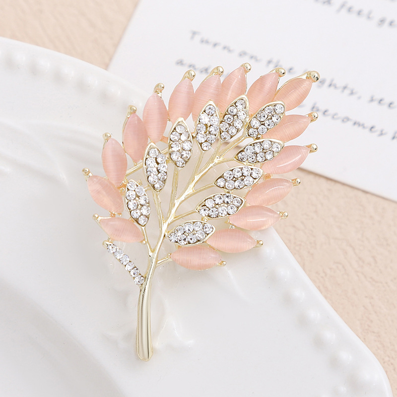 Klaverblad broche met kattenoogsteen voor dames elegante speld_voghion.com