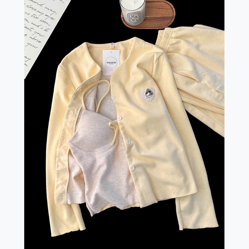 Autumn and Winter Warm Island Velvet Women's Pajamas, High-End Yellow Pure Desire Style with Chest Pads, Three-Piece Set Homewear Autumn and Winter Warm Island Velvet Women's Pajamas, High-End Yellow Pure Desire Style with Chest Pads, Three-Piece Set Homewear