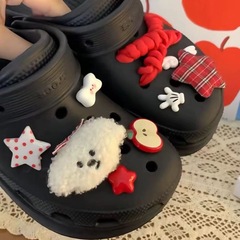 オリジナルのかわいいリンゴの白い犬の赤い星のぬいぐるみの靴の花の穴の靴の装飾の百合の甘い取り外し可能な靴のボタン