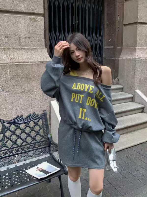 高级感气质炸街减龄套装女2025新款印花一字肩卫衣高腰短裙两件套|undefined