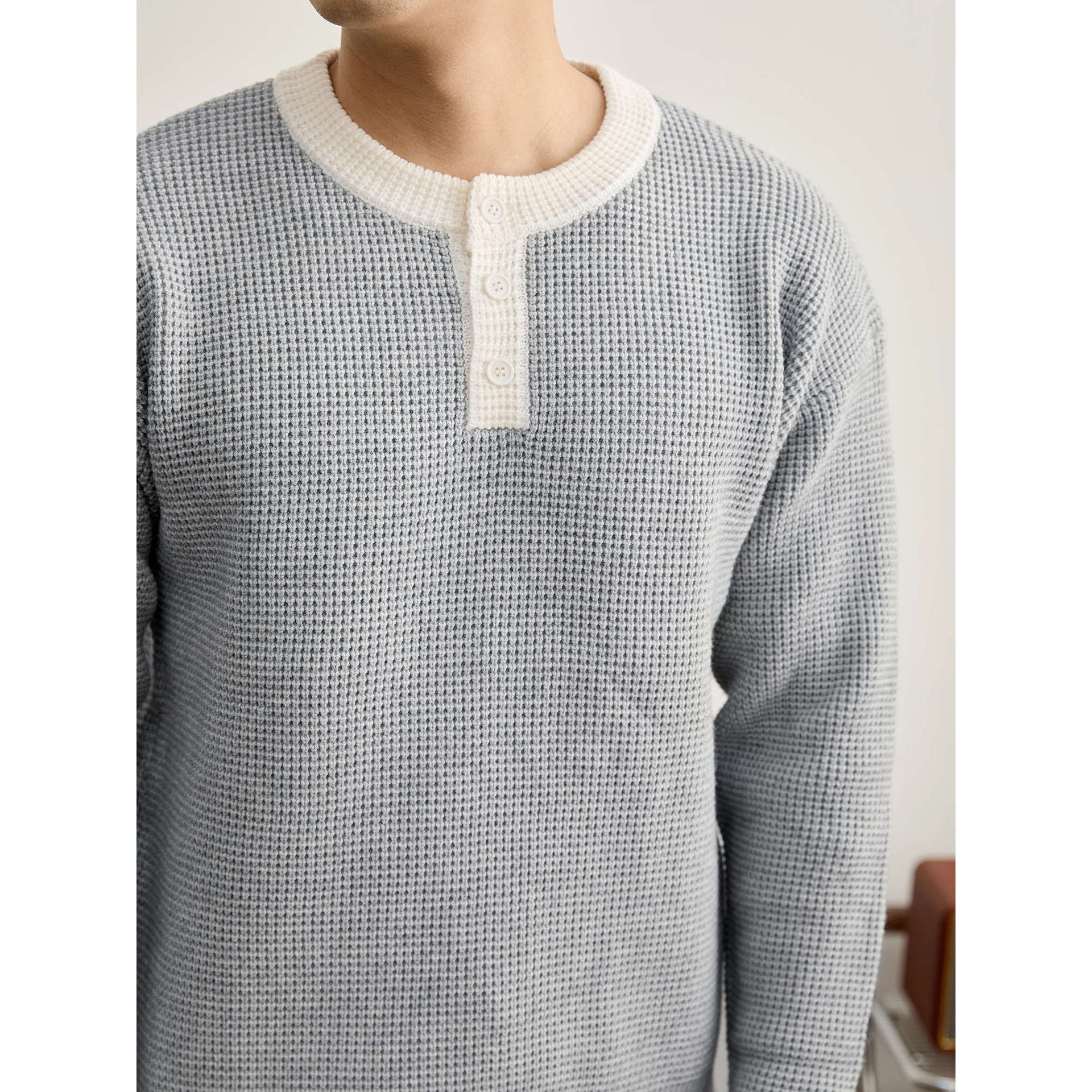 华夫格肌理感撞色亨利领针织衫袖口指洞护掌设计套头毛衣男