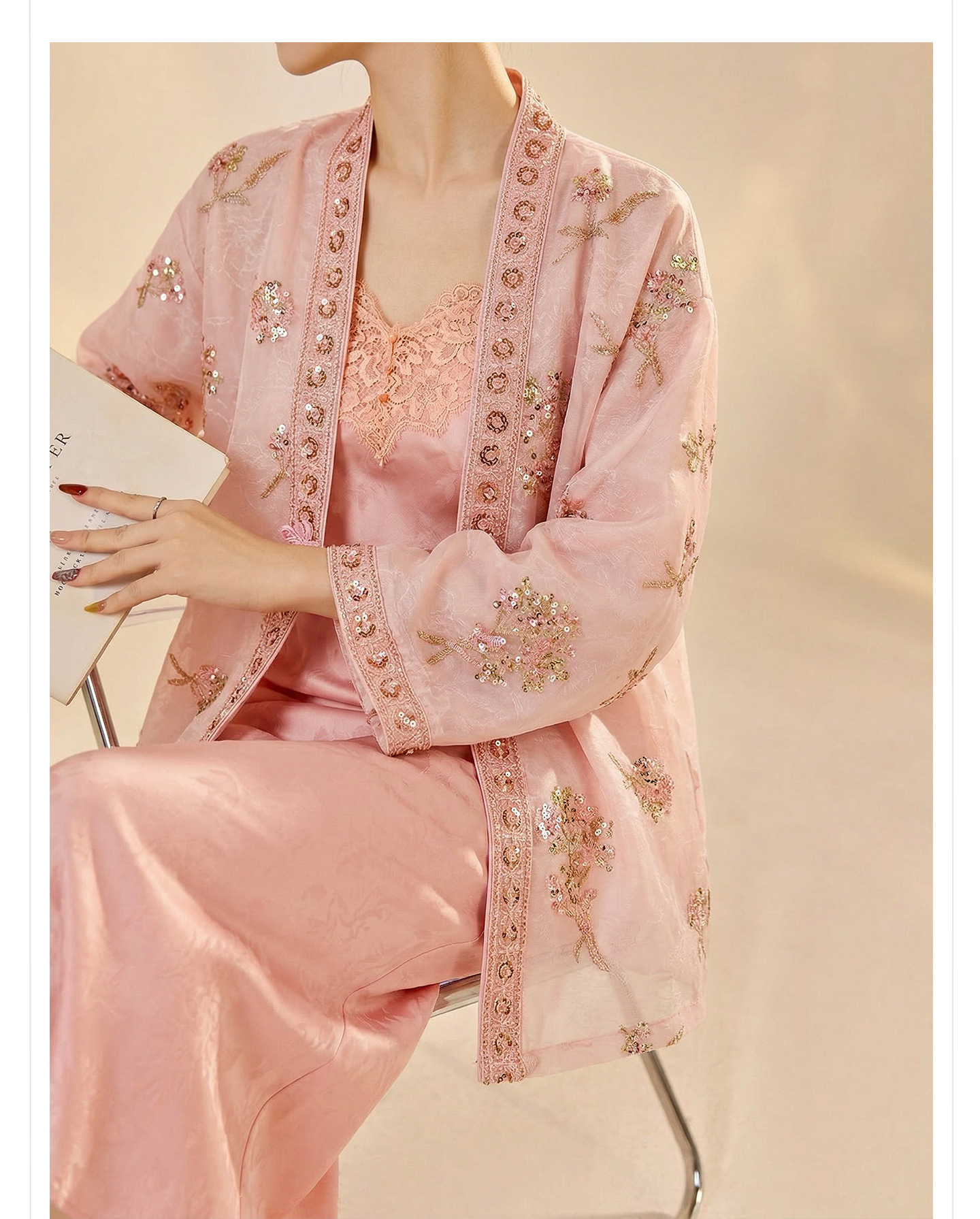 Bộ áo khoác thêu jacquard kết hợp đầm dây lụa phong cách Tân Trung thức — bộ đồ, đầm dây, Áo khoác màu hồng chi tiết 2