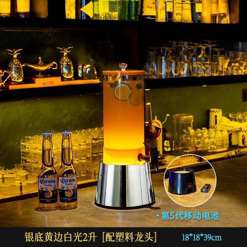 2리터 은색 배경 노란색 가장자리 흰색 플라스틱 수도꼭지