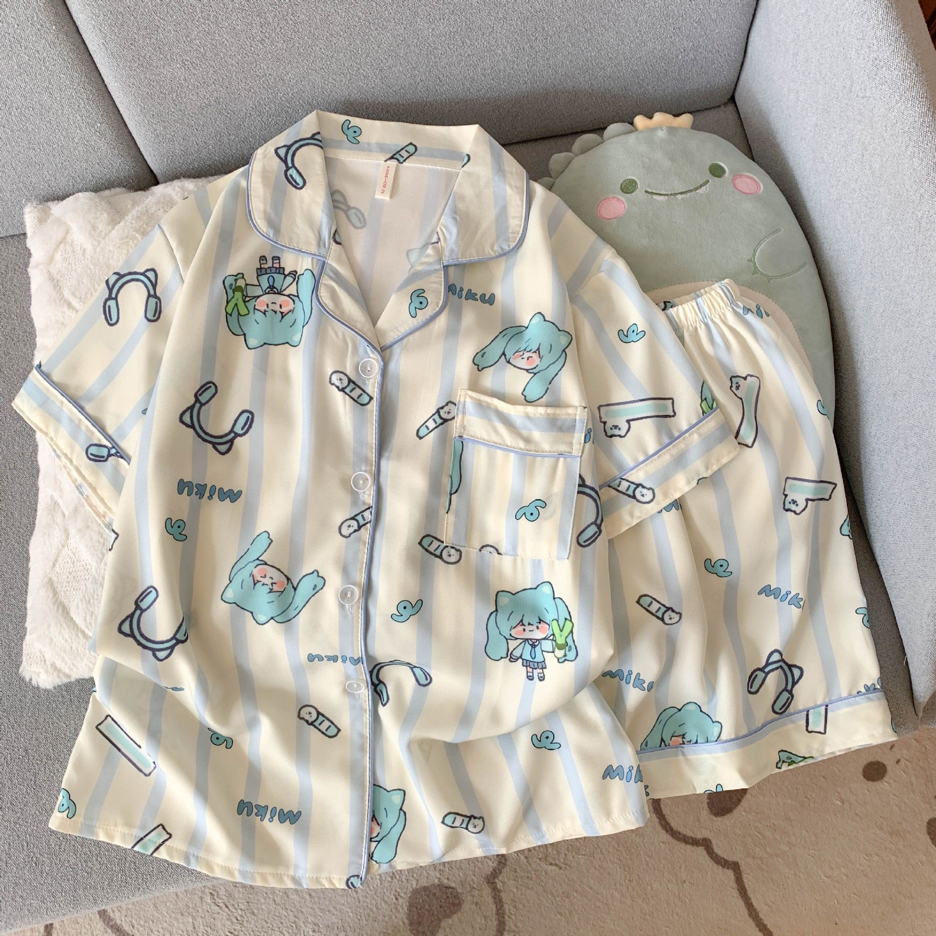 Venta al por mayor transfronteriza de nuevo estilo de seda de hielo elástico de cuatro lados pantalones cortos finos de manga corta traje de pijama mujer verano dulce dibujos animados servicio a domicilio