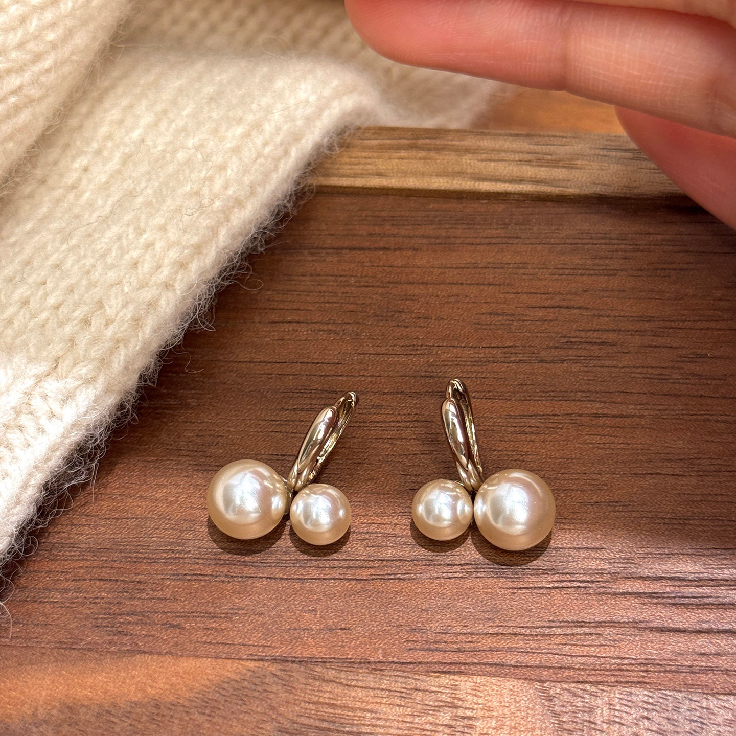 Elegant Pearl Cherry Stud Earrings In Mocha Mousse And Gold Tone_voghion.com