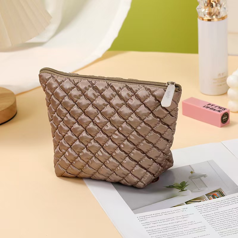 Bolso cosmético de plumón estilo ins simple Bolso de almacenamiento de lavado portátil portátil de gran capacidad para mujer pequeña