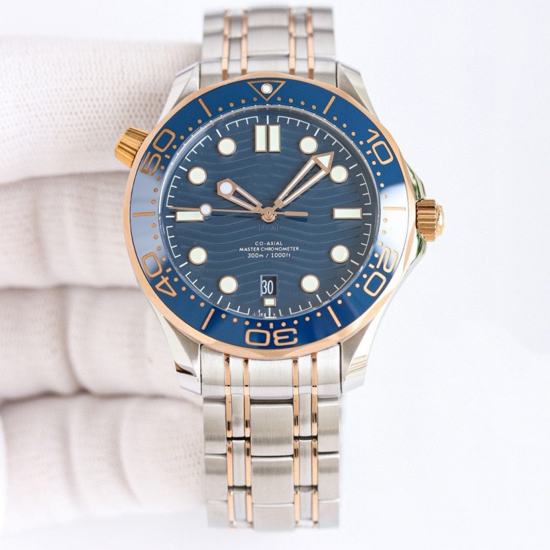 강철 스트립 사이의 금색과 파란색 표면