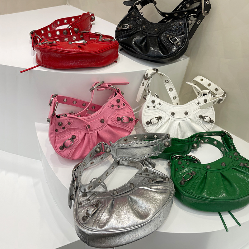 Bolso de locomotora de remache Le Cagole de alta calidad dulce y fresco chica caliente tres en uno bolso de media luna plisado de cuero bolso de axila