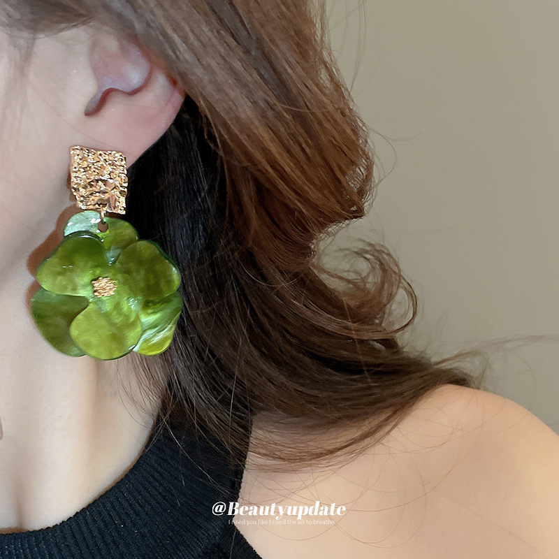 Pendientes de flores acrílicas con pliegues geométricos de aguja de plata Pendientes de temperamento fresco y de moda Pendientes de todo fósforo de nicho al por mayor