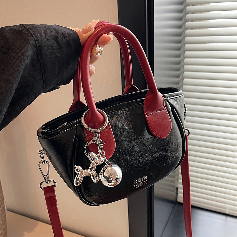 Alta sensación de contraste bolsos pequeños para mujeres 2024 nuevo verano popular bolsa de mensajero versátil Super Fire bolsa de cubo de mano