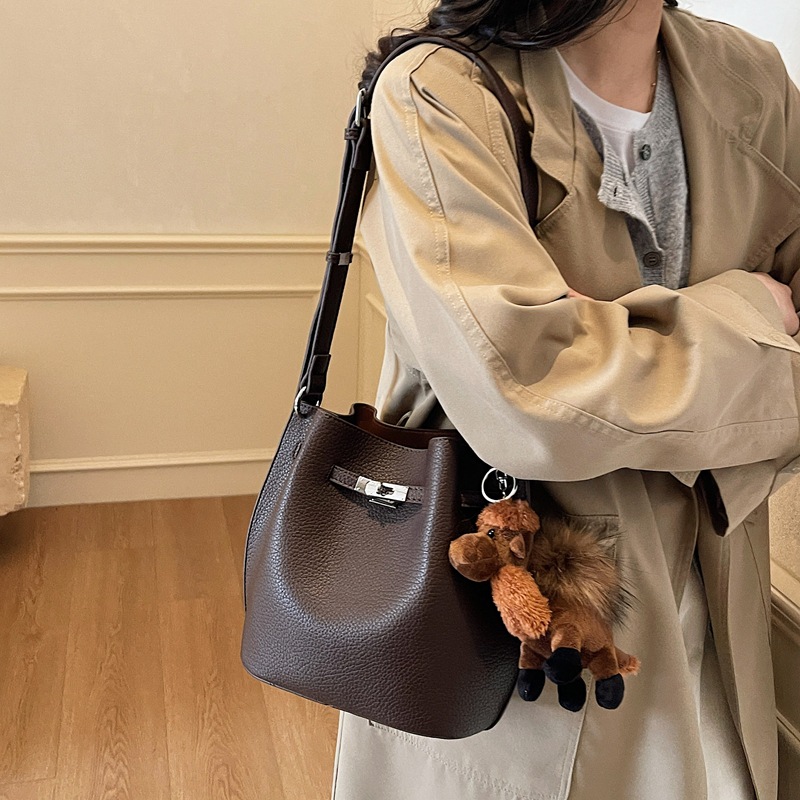 Otoño y invierno bolso de mujer retro bolso de cubo de mano 2025 nuevo tipo bolso de cesta de platos de viaje versátil bolso de hombro