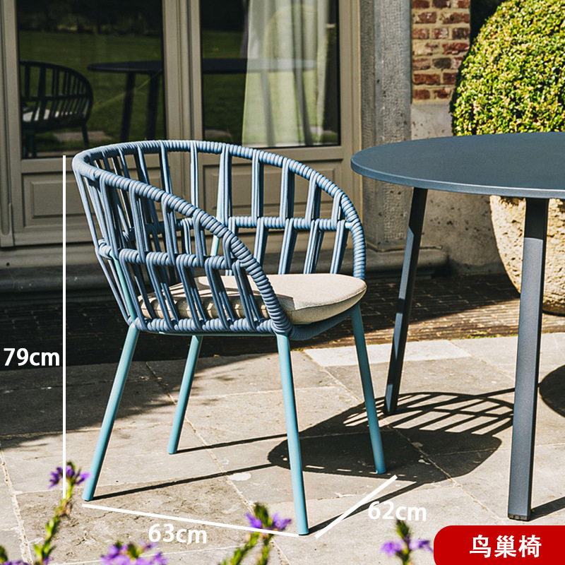 Mesas y sillas al aire libre nórdicas Patio de la villa Jardín Sillas de mimbre al aire libre Terraza de ocio Impermeable Protector solar Luz Lujo Mesas y sillas de alta gama