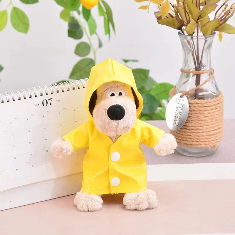 Большая вожаковая собака в плаще