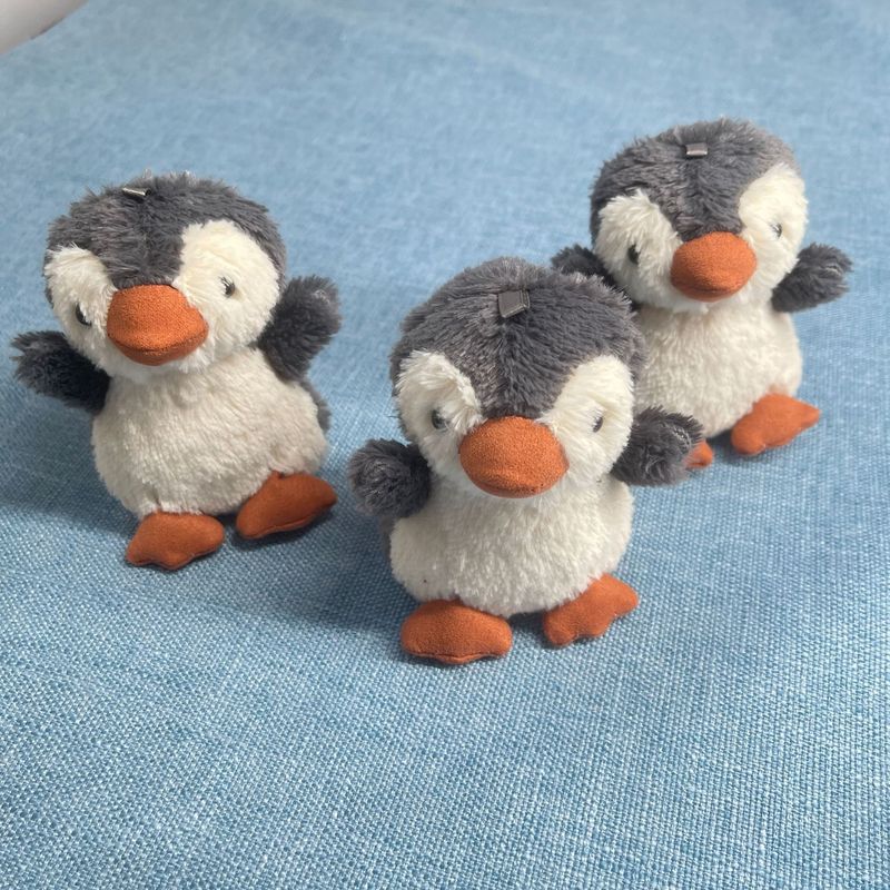 かわいいネットの赤い落花生の小さいペンギンのキーホルダーのペンダントのアイデアのぬいぐるみのペンギンの子供のカップルのかばんは卸売りを飾ります。|undefined