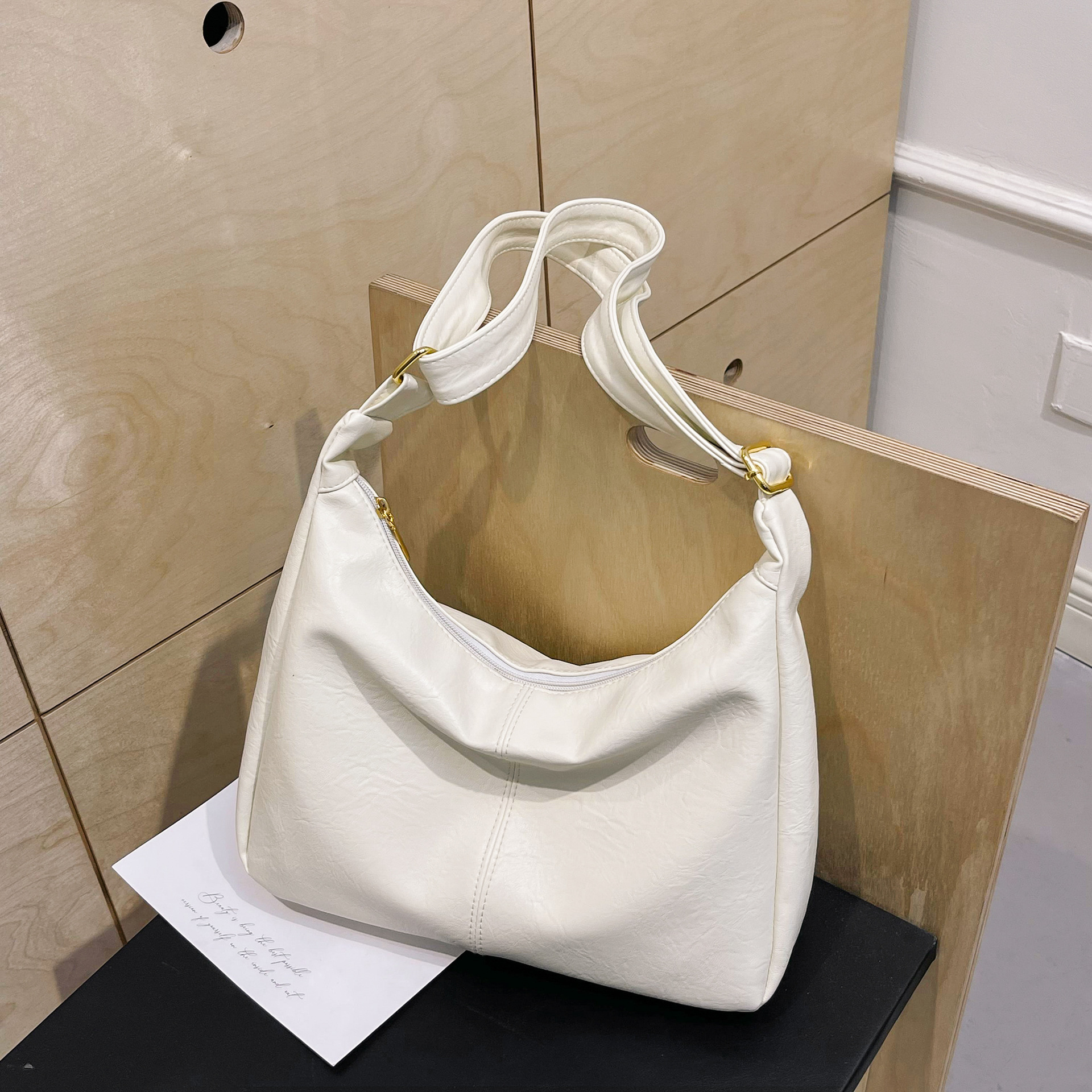 Bolso de gran capacidad mujer 2024 nuevo estilo retro con bolso de cercanías bolso especial de cuero suave bolso de hombro único