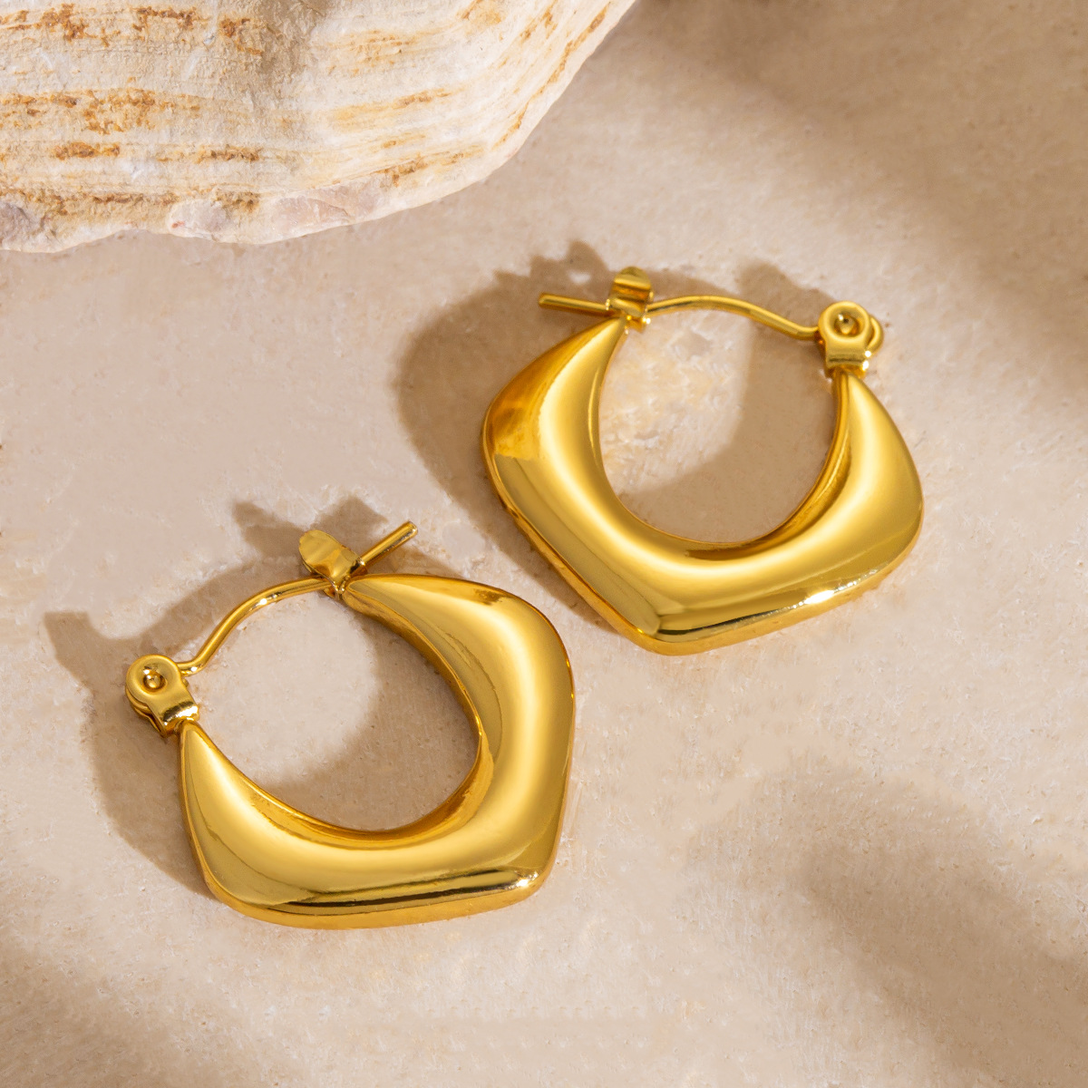 Europa y los Estados Unidos venta caliente alta sensación de acero inoxidable simple viento amplio aretes de presión de aceite 18K oro real chapado fábrica directa