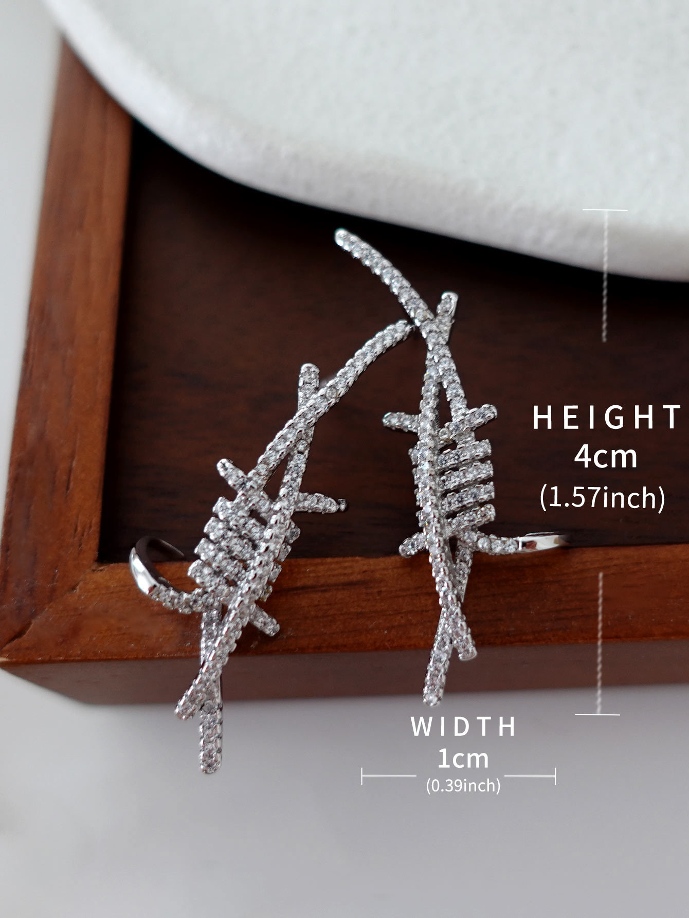 Geometric lines cross ear clip with diamond inlay, exquisite and high-end, nourishing ear holes, fashionable and personalized cold style earrings for women