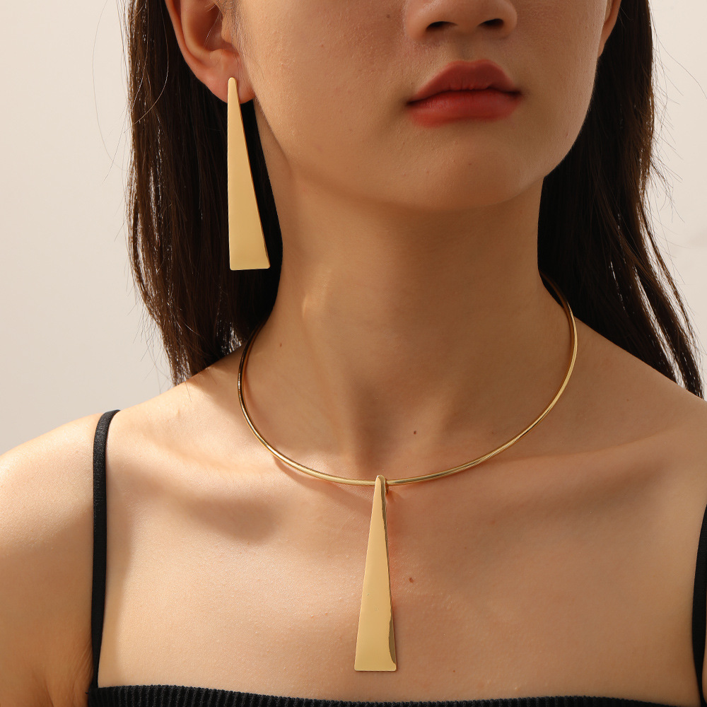 El estilo francés explosivo lujoso ligero Yangtze delta collar conjunto de pendientes de arete geométricos de alto nivel nicho de joyas minimalistas