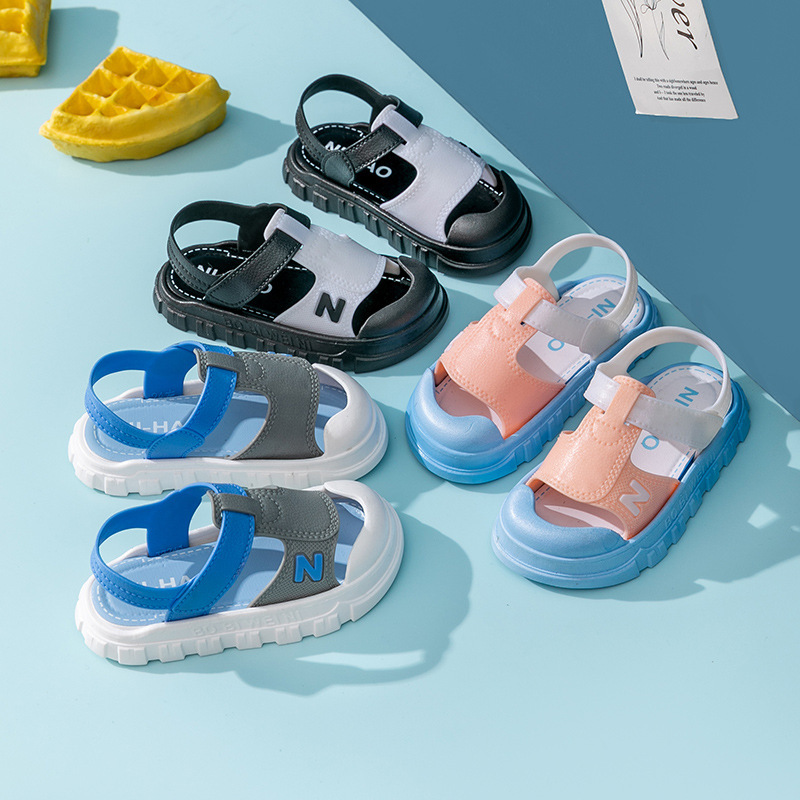 Nuevas sandalias para niños verano niñas niños baño doméstico antideslizante fondo suave sandalias de dibujos animados bebés zapatillas frías