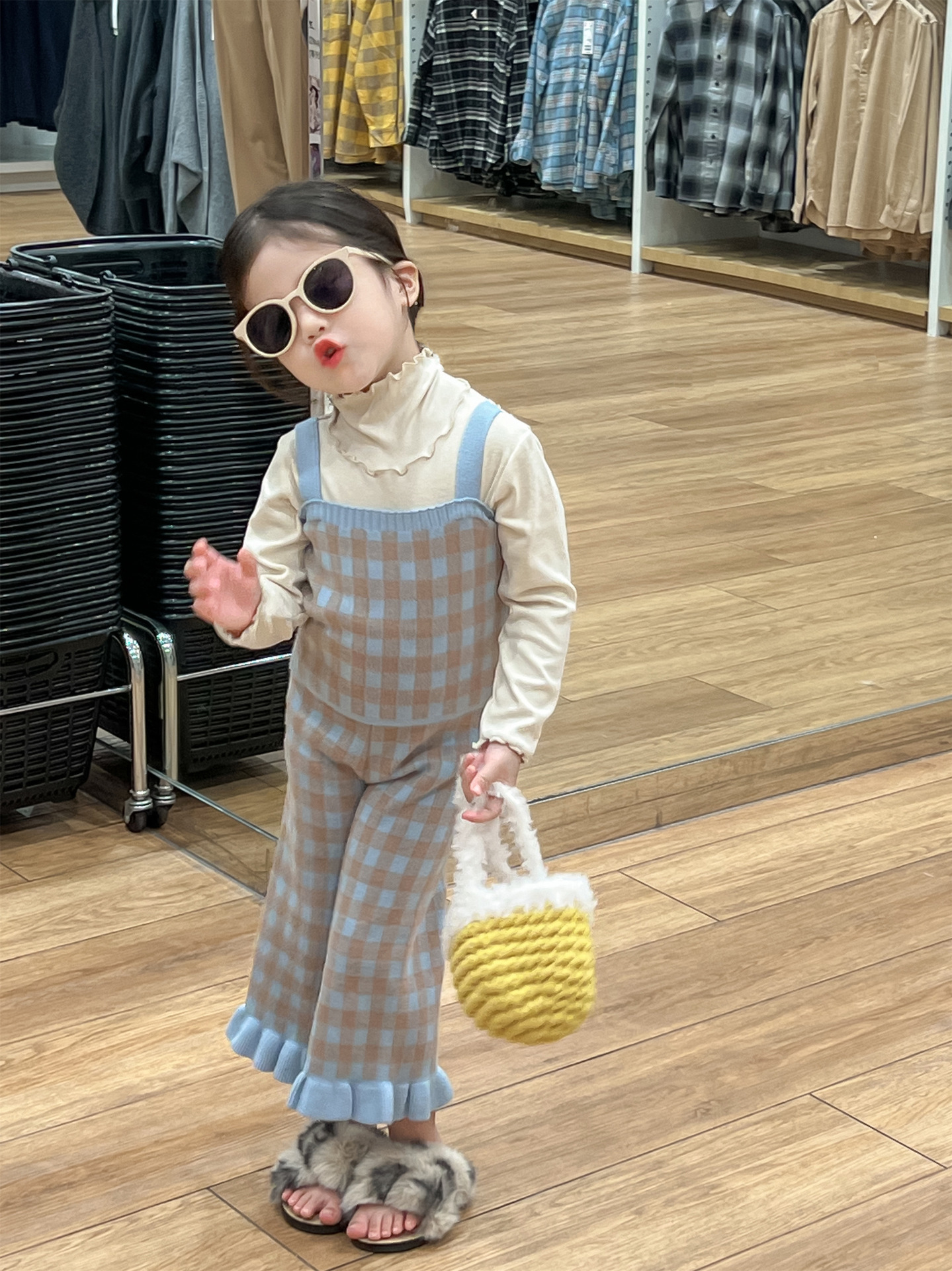 2023. aasta sügisene tüdrukute Korea väljaande temperamentne magusa sinise ruudulise kootud komplektiga kampsun, varrukatega topp, puidust kõrvaäärega püksid, kolm_voghion.com