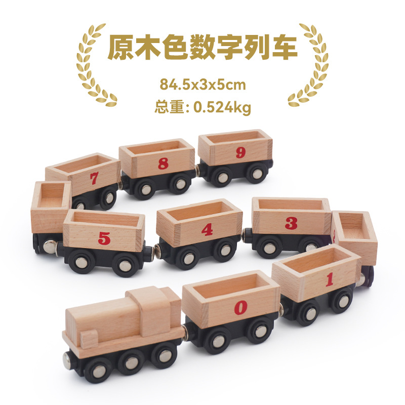 木のシミュレーションの車の慣性の手は列車の木製の子供のおもちゃの滑車を押して小さい列車の軌道に対応します。