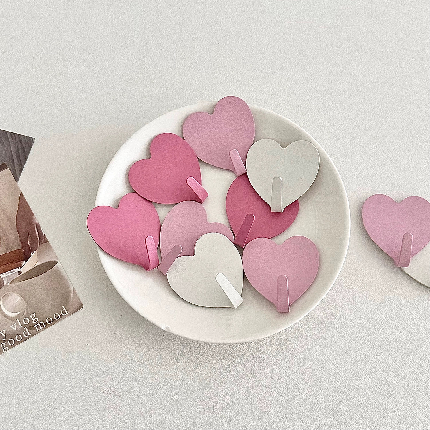 Клейкий крючок без ключа для общежития, липкий крючок в форме сердца, настенный самоклеящийся крючок для женщин, чтобы пробивать отверстия в стене и приклеивать к комнате