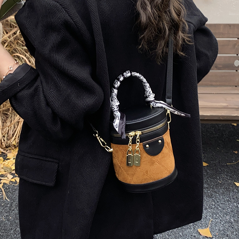 Bolso de hombro retro versátil para mujeres 2025 invierno nuevo nicho zhong mochila texturizado diamante bolso de cubo de mano