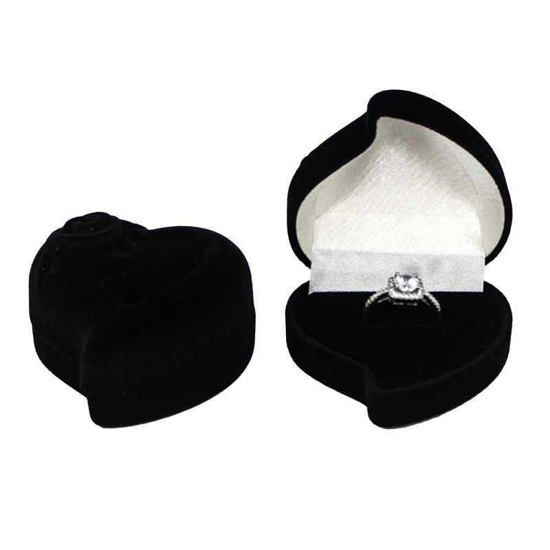 Caja para anillo en forma de corazón "Melocotón Torcido", exterior negro con interior blanco (parte superior) y negro (parte inferior), para un solo anillo; 60*60*40mm