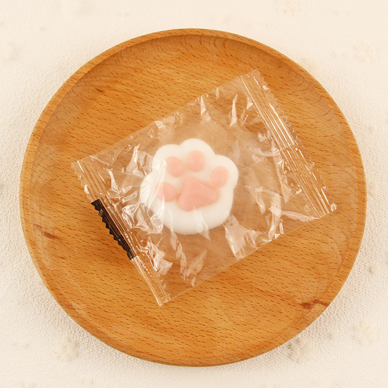 Las garras de gato súper lindas y suaves amasan el corazón de la niña encantadora q toca la bola de animales para descomprimir y desahogarse juguetes pequeños