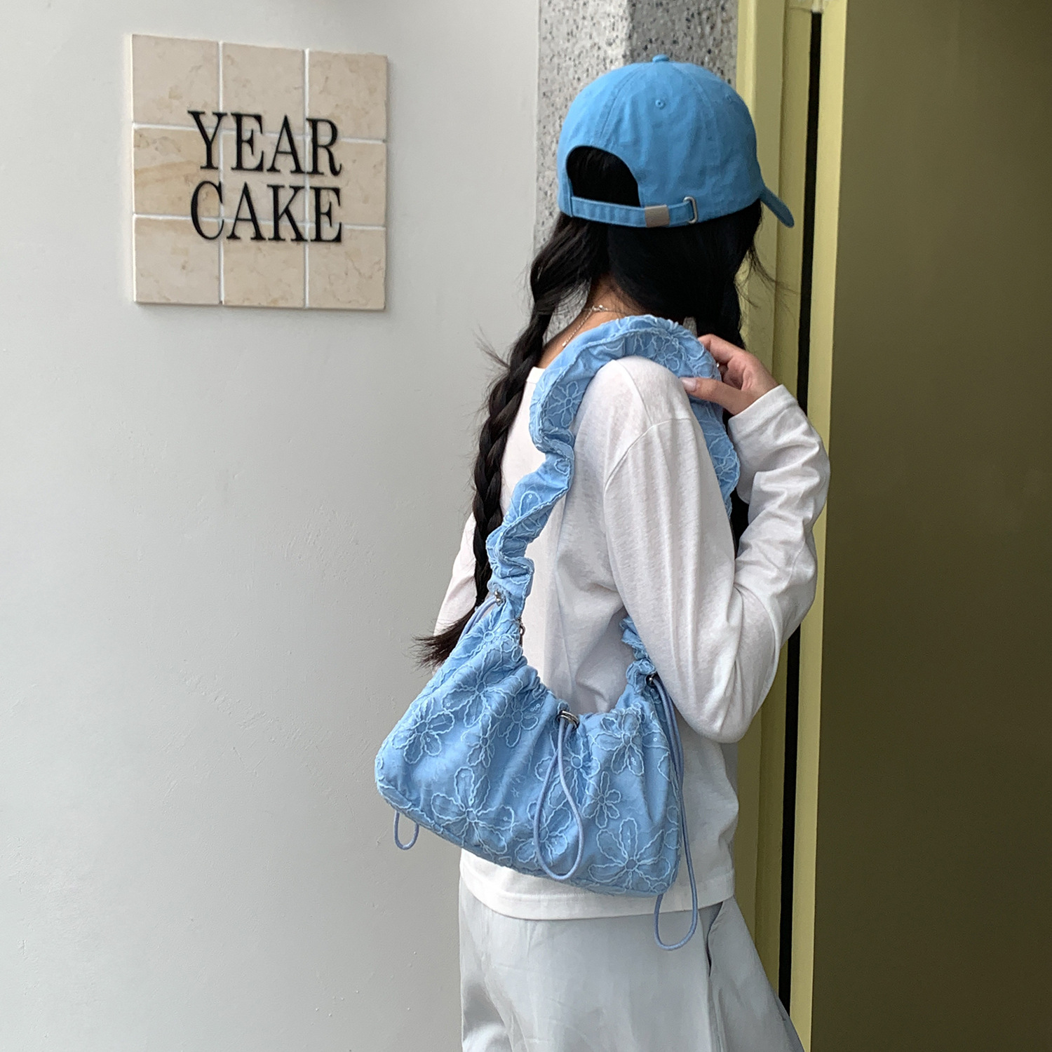 Korean-style lace embroidered underarm bag for women, niche design, fashionable pleated bag, 2026 new versatile handbag and shoulder bag