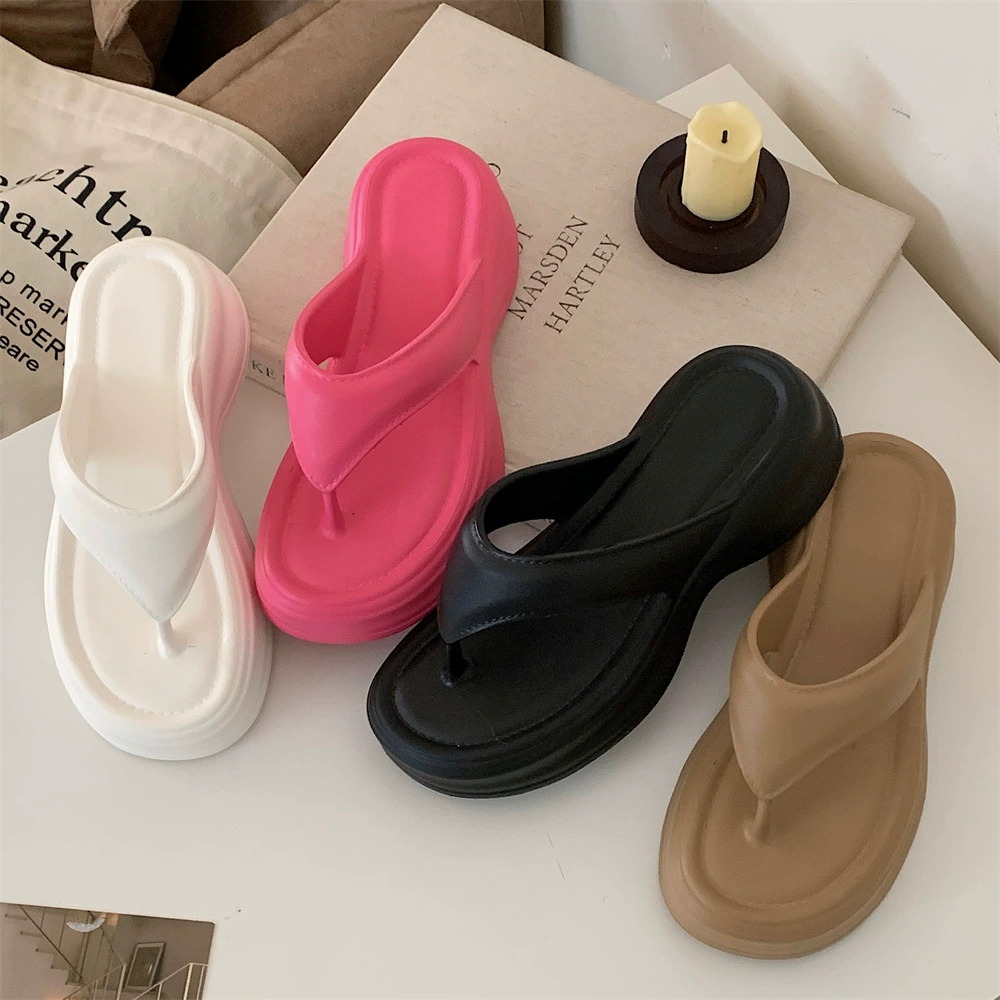 Женские летние пляжные шлепанцы для отдыха на природе 2025: новинка, однотонные, простой стиль, с увеличенной высотой каблука, сандалии-вьетнамки