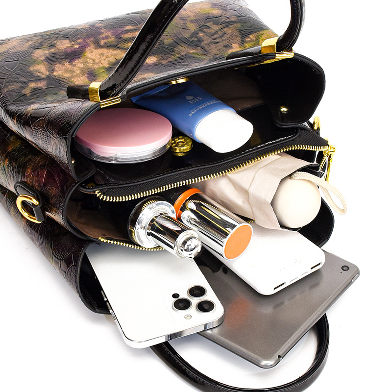 Bolsa pequeña para mujeres 2024 nueva moda de cuero suave de color sólido bolso de madres de mediana edad temperamento simple bolso casual versátil