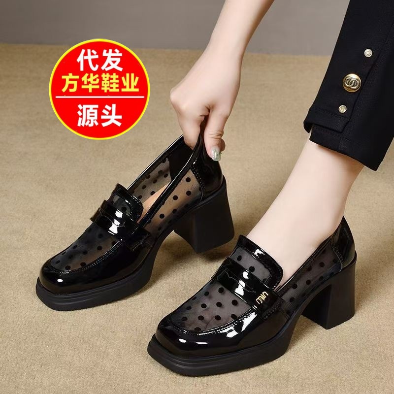 2026 verano para usar zapatos de malla de cuero esmaltado negro medio trapezo para aumentar la altura de los zapatos Lefour huecos transpirables Mueller
