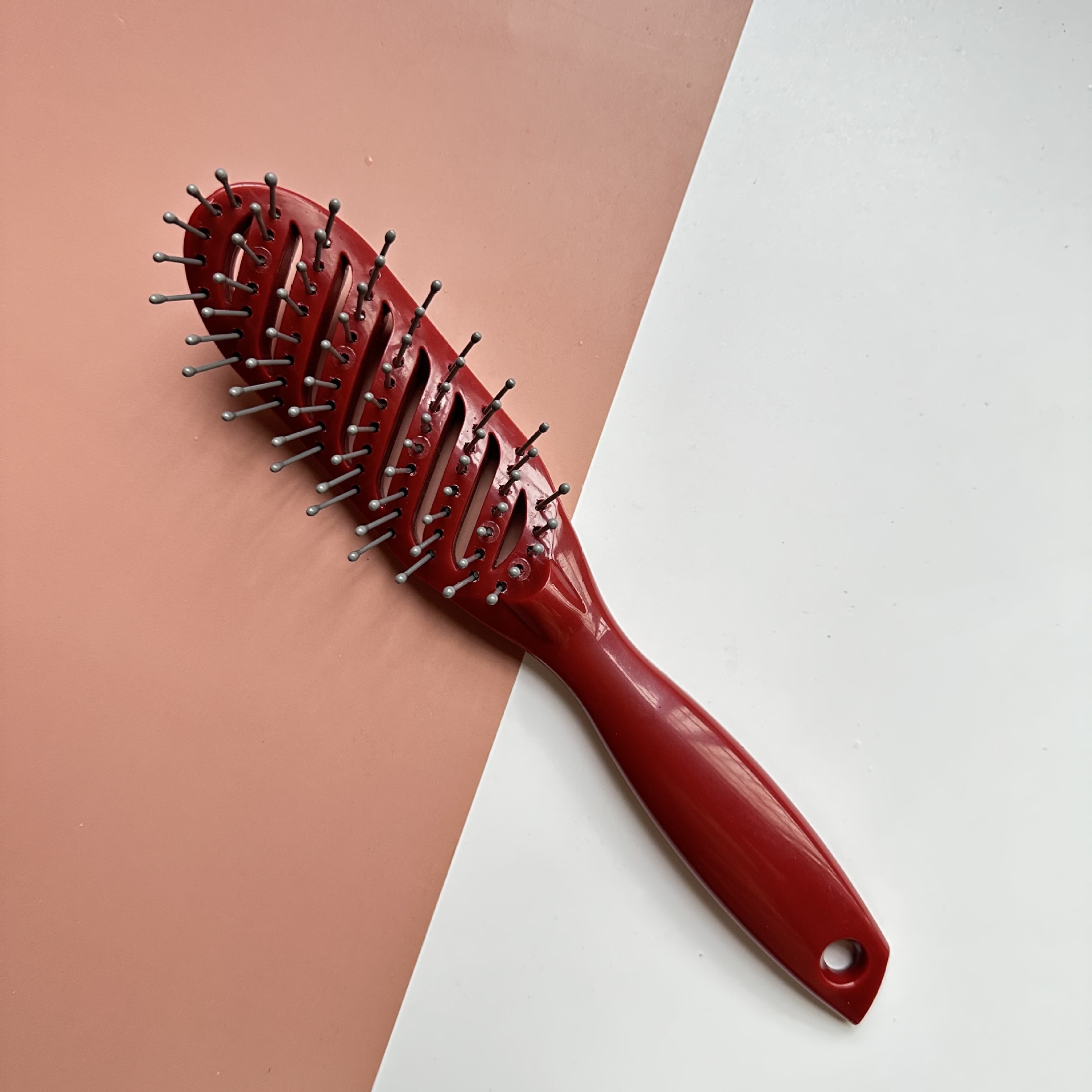 작은 곡선 빗 빨간색