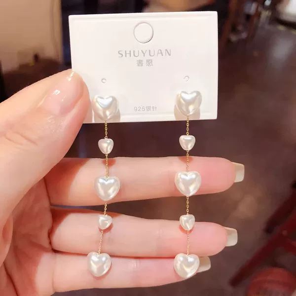 French-style vintage heart-shaped pearl tassel earrings, minimalist and chic, with a touch of luxury and sophistication, perfect for adding a touch of elegance to your look