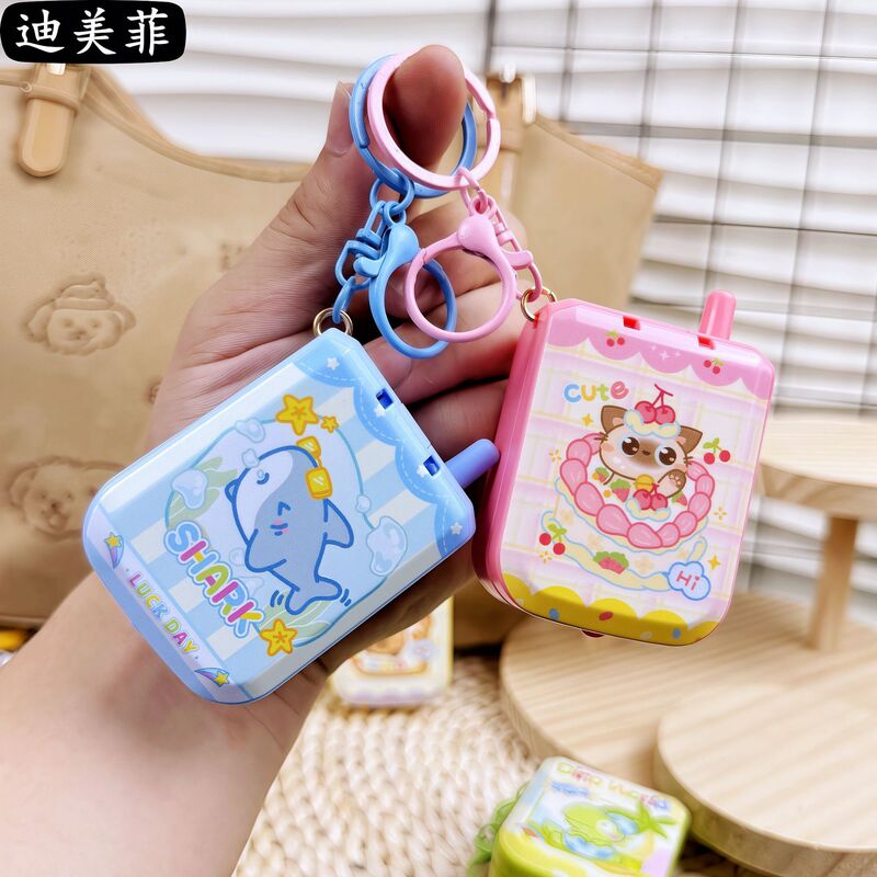 創意カピバラのゲーム機の鍵はかわいいアニメの露店を掛けて最前線を通り抜けておもちゃのペンダントの贈り物に挑戦します。|undefined