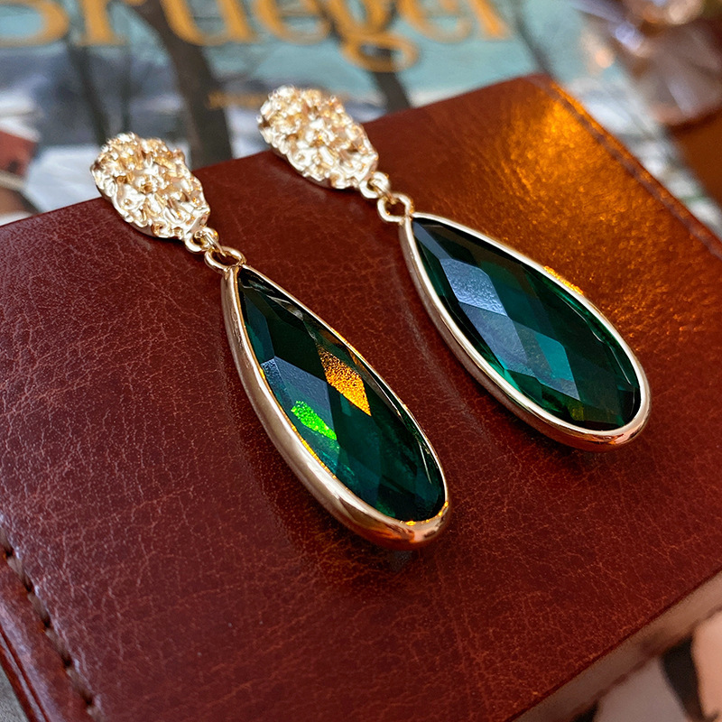 Silver needle pleated elliptical emerald droplet drill earrings