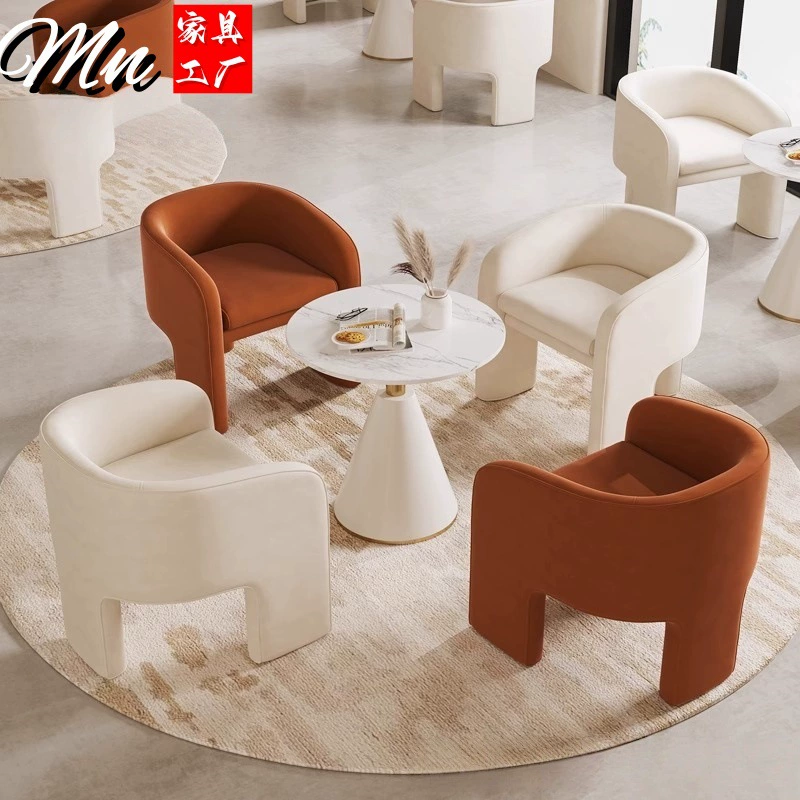 Ресепшн в салоне красоты, комбинация стола и стула для отдыха, зона отдыха в вестибюле делового отеля, один стол и четыре стула