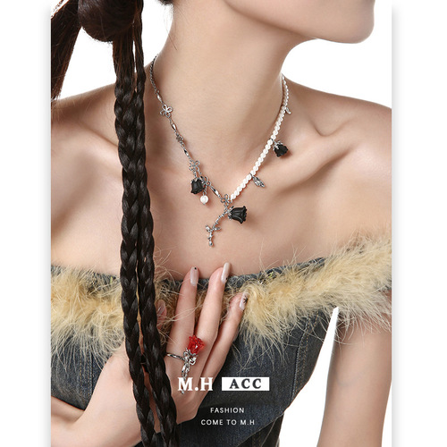 Original Butterfly Droplet Oil Rose Necklace for Women, Fashionable and Versatile Pendant Lock Chain with Cool Style High-Quality Accessory