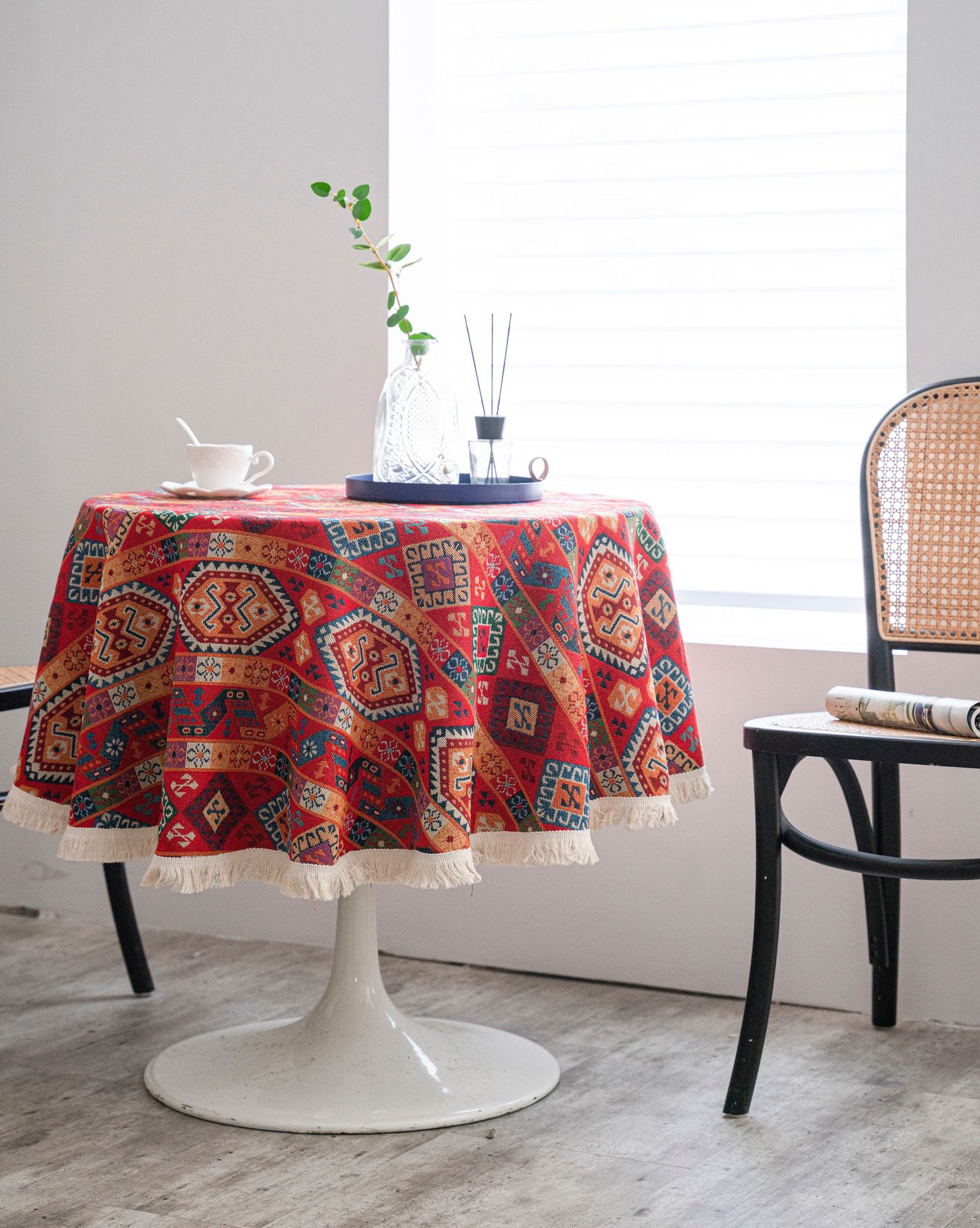 红色徽章+ 白须圆形