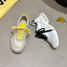 �W��վEŮЬ26���r��ײɫţ�SƤƴ���A�^ϵ�����e���m���ܵ�ӖЬ